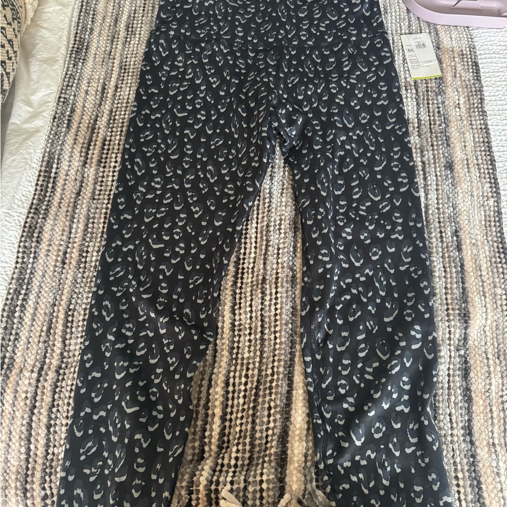 Old Navy Elevate Black and Gray Leopard Print Leggings NWT Large